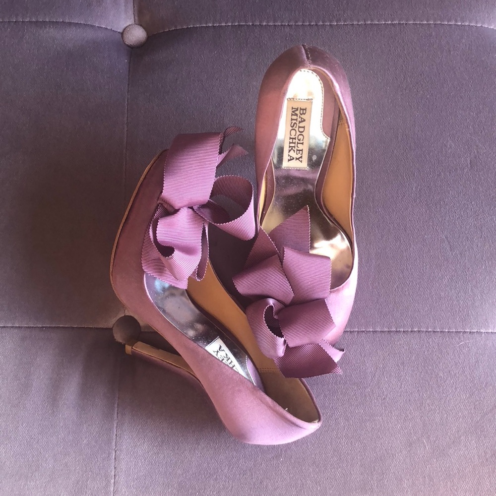 Big bow pumps by Badgley Mischka